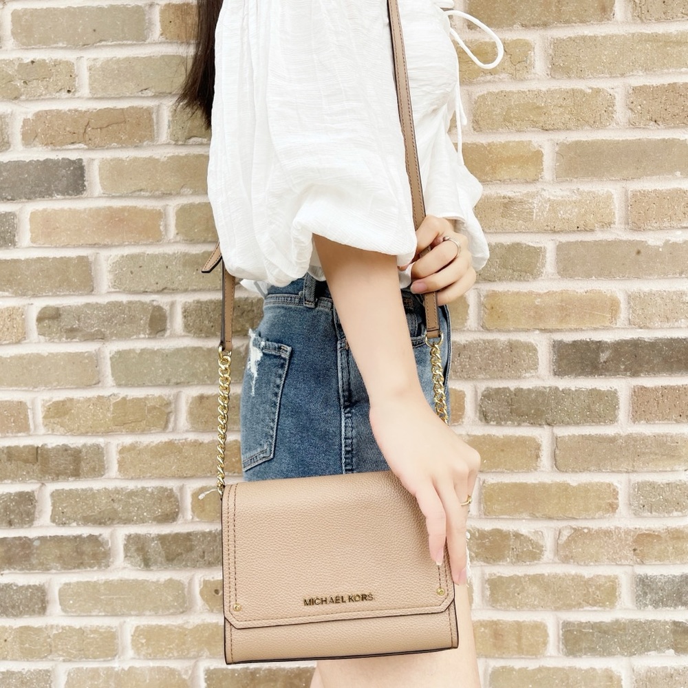 Gaby’sBags👜💕- NWT Michael Kors Crossbody🌸 - Picture 1 of 3